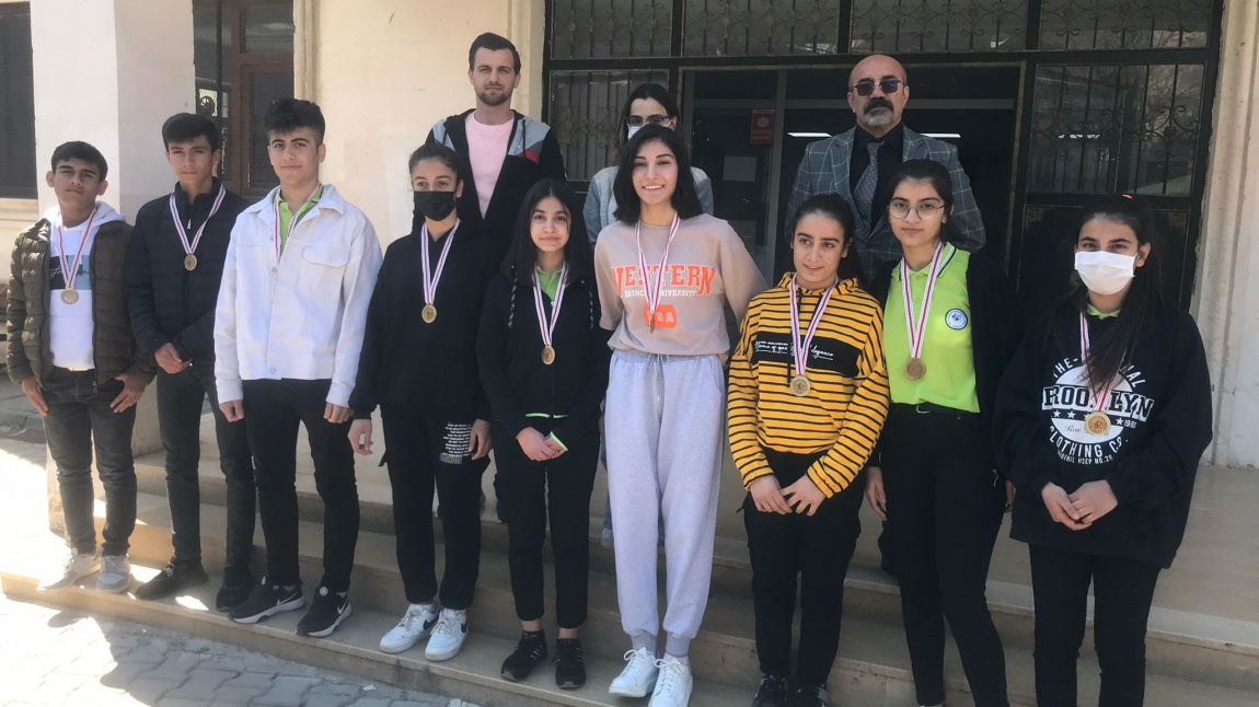 Okulumuz Voleybol Turnuvasında Dereceye Giren Öğrencilerimize Madalyaları Verildi